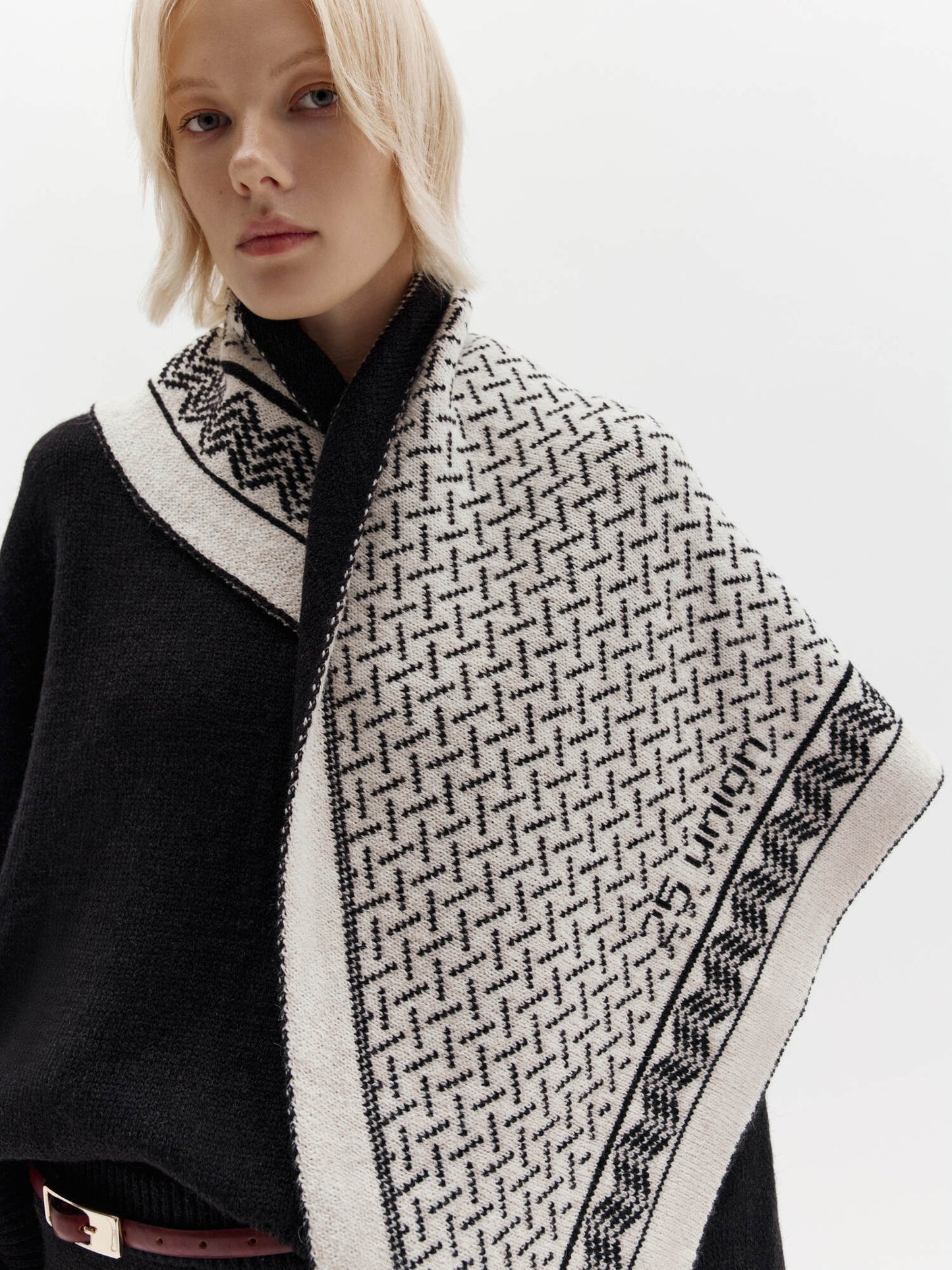 Hustka Patterned Scarf